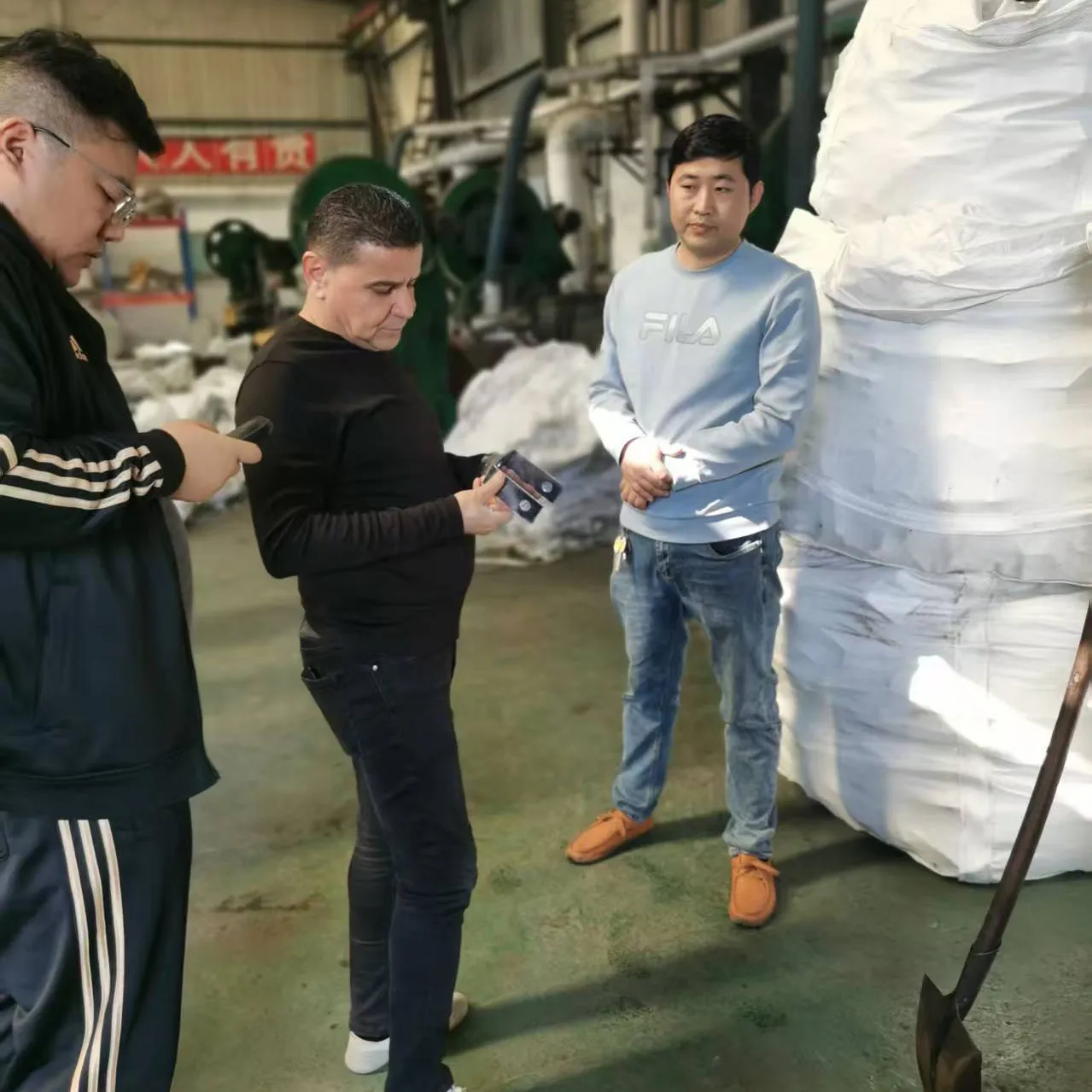 Welcome to our Iraqi clients for the factory inspection! The products have passed the test, and the fuse holders are being shipped in full truckloads!